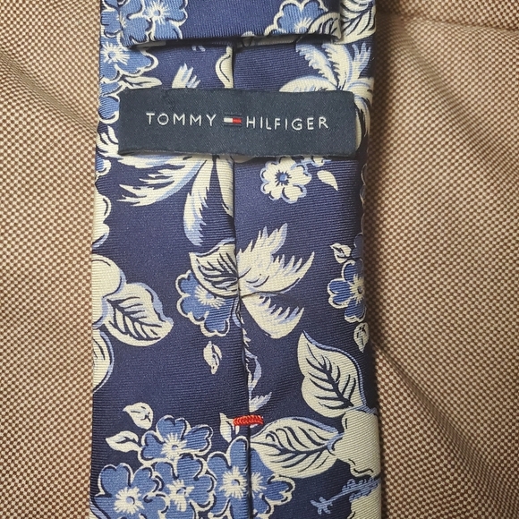 Mens Tommy Hilfiger Silk Hawaiian Navy Blue Hibiscus Print Neck Tie 3"x 57" - Picture 2 of 4
